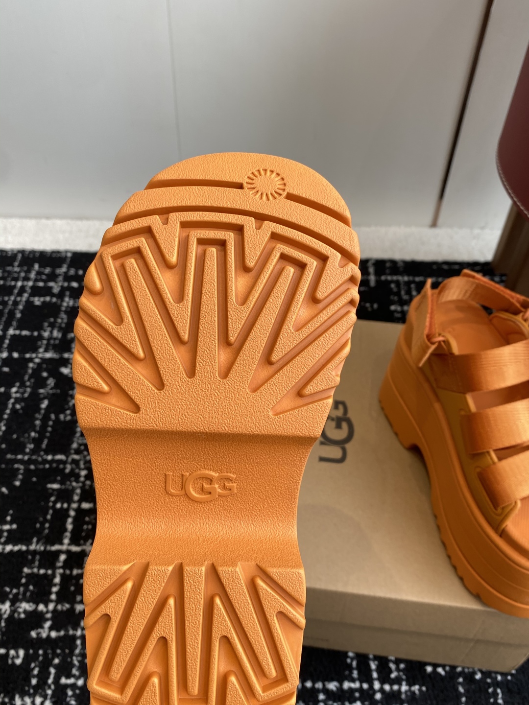 代购级
UGG 25ss 夏季新款厚底小网红凉鞋，这绝对是矮个女生的福利 

配刺绣百搭时尚！一次成型1