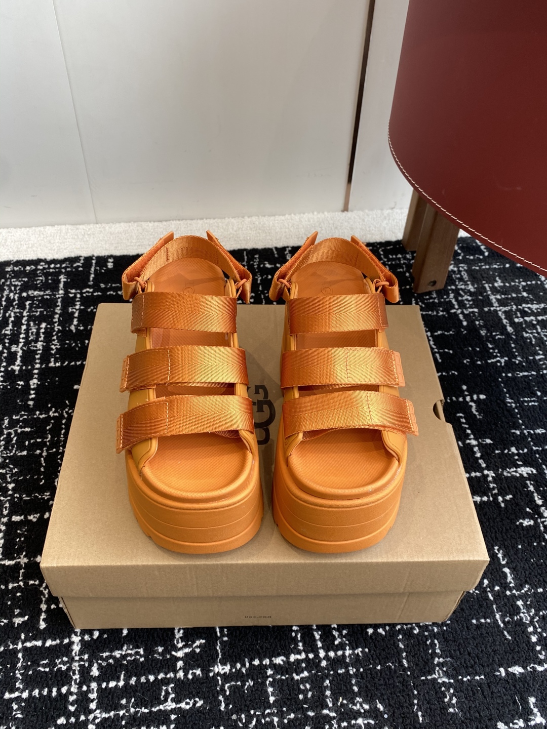 代购级
UGG 25ss 夏季新款厚底小网红凉鞋，这绝对是矮个女生的福利 

配刺绣百搭时尚！一次成型1