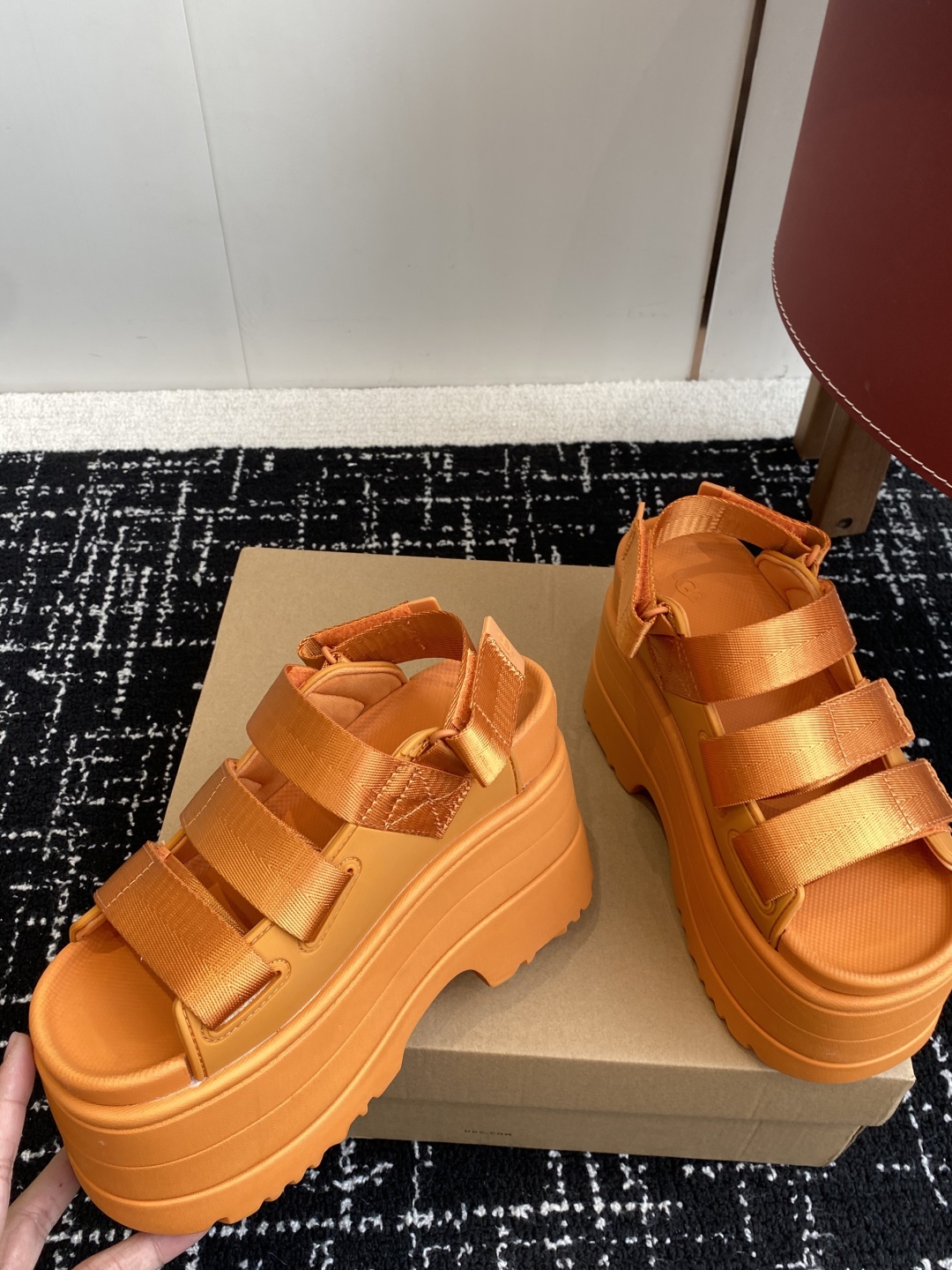 代购级
UGG 25ss 夏季新款厚底小网红凉鞋，这绝对是矮个女生的福利 

配刺绣百搭时尚！一次成型1