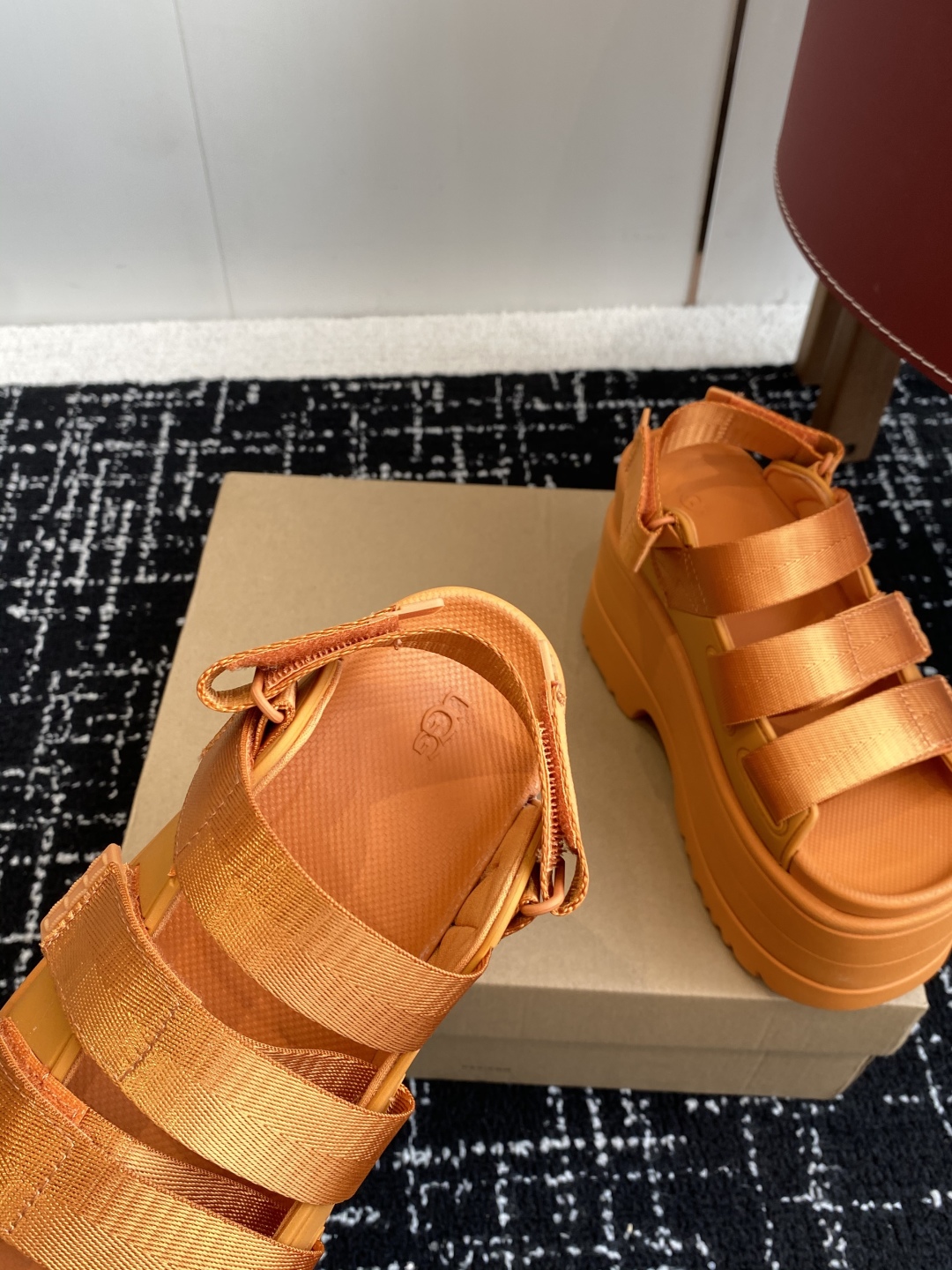 代购级
UGG 25ss 夏季新款厚底小网红凉鞋，这绝对是矮个女生的福利 

配刺绣百搭时尚！一次成型1
