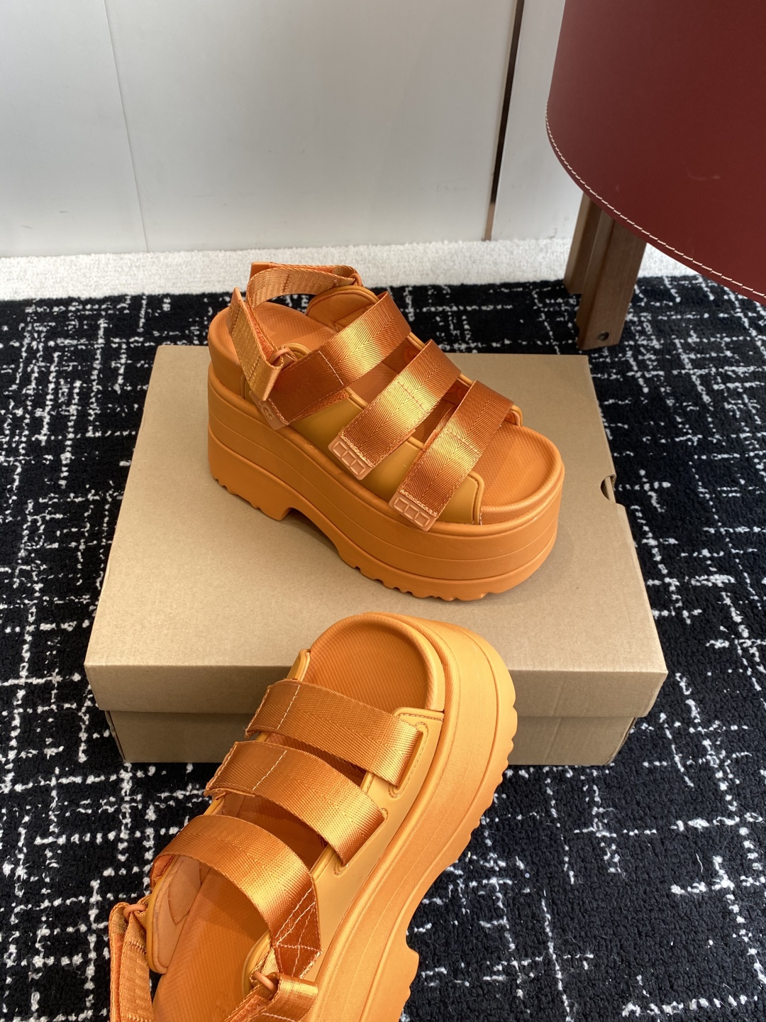 代购级
UGG 25ss 夏季新款厚底小网红凉鞋，这绝对是矮个女生的福利 

配刺绣百搭时尚！一次成型1