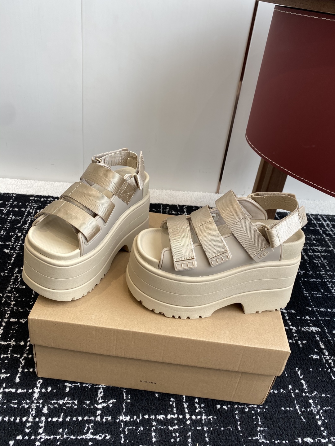 代购级
UGG 25ss 夏季新款厚底小网红凉鞋，这绝对是矮个女生的福利 

配刺绣百搭时尚！一次成型1