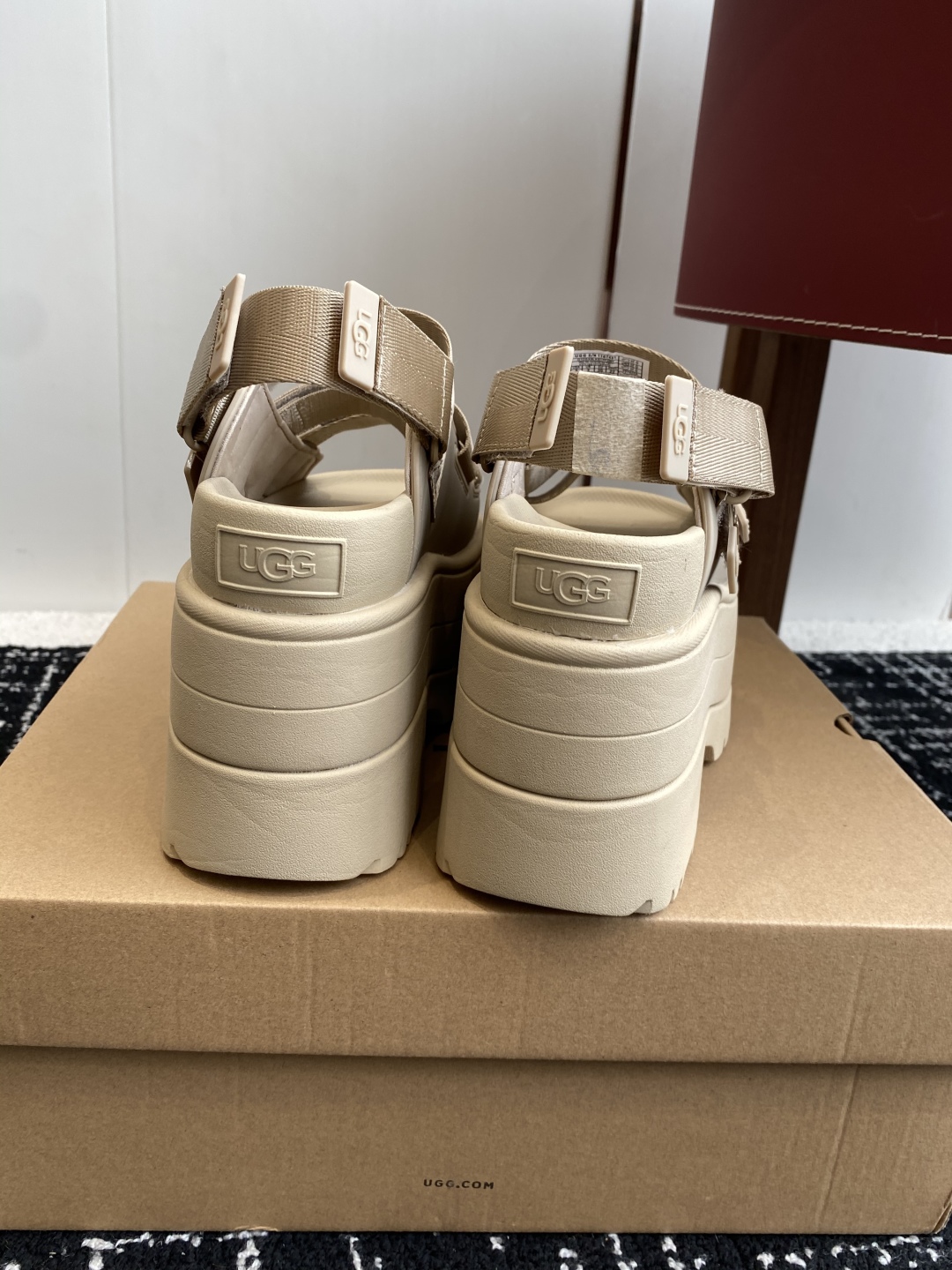 代购级
UGG 25ss 夏季新款厚底小网红凉鞋，这绝对是矮个女生的福利 

配刺绣百搭时尚！一次成型1