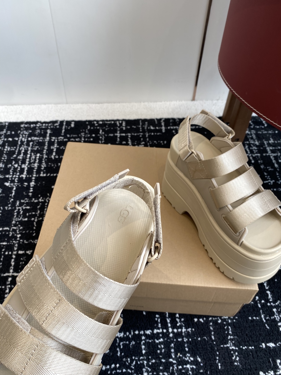 代购级
UGG 25ss 夏季新款厚底小网红凉鞋，这绝对是矮个女生的福利 

配刺绣百搭时尚！一次成型1