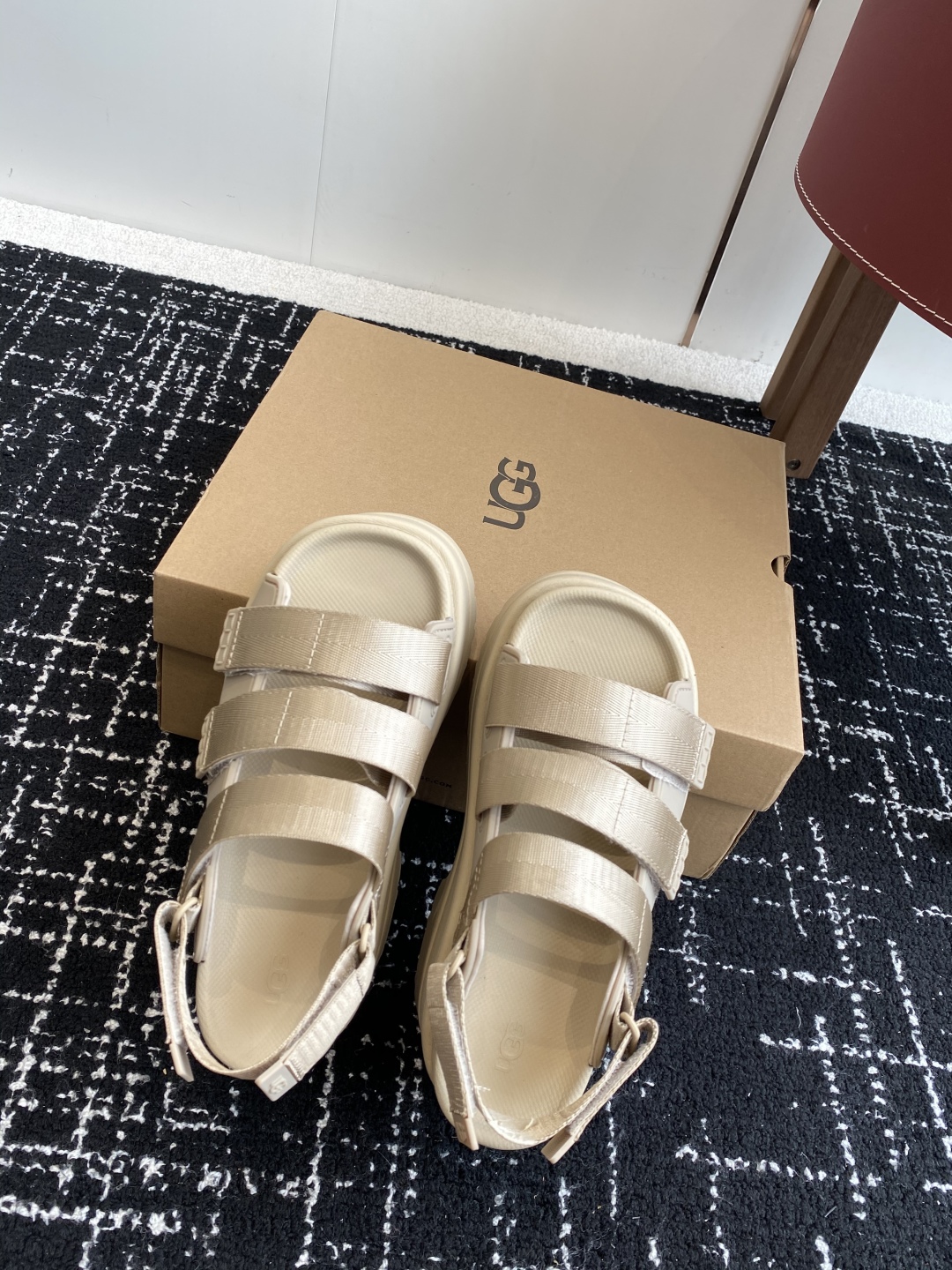 代购级
UGG 25ss 夏季新款厚底小网红凉鞋，这绝对是矮个女生的福利 

配刺绣百搭时尚！一次成型1