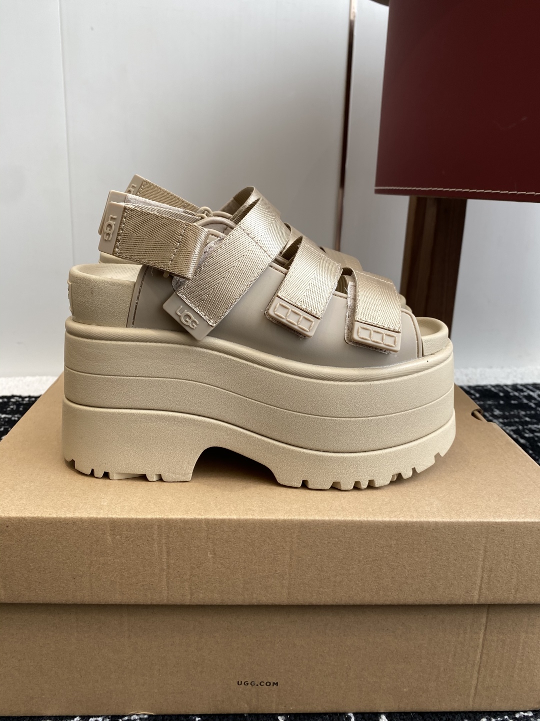 代购级
UGG 25ss 夏季新款厚底小网红凉鞋，这绝对是矮个女生的福利 

配刺绣百搭时尚！一次成型1
