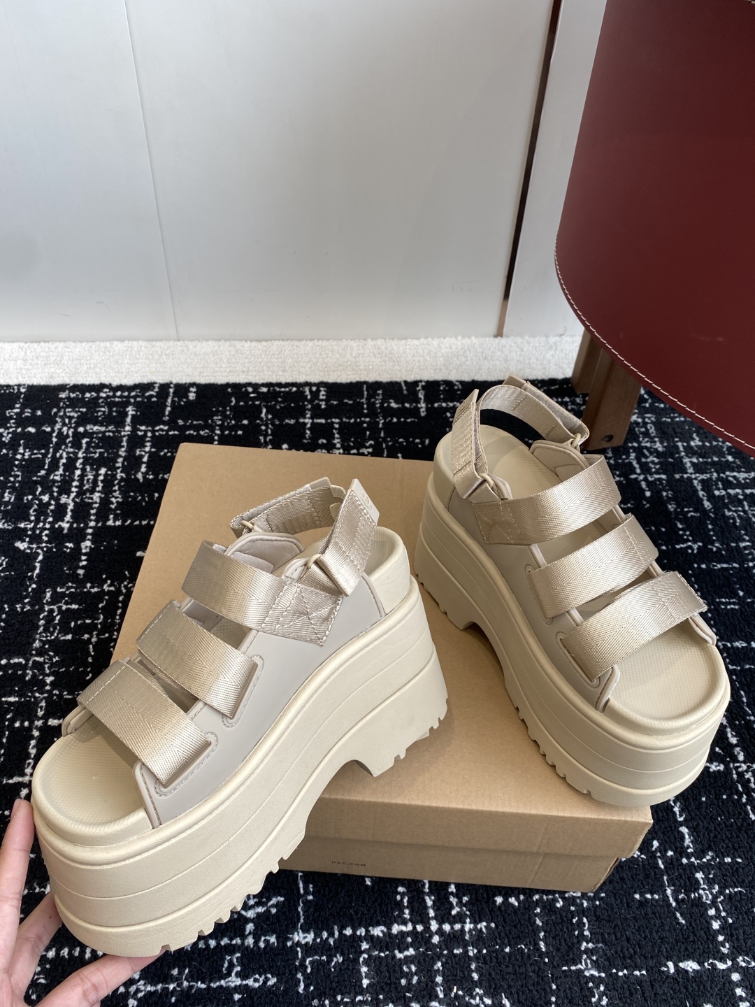 代购级
UGG 25ss 夏季新款厚底小网红凉鞋，这绝对是矮个女生的福利 

配刺绣百搭时尚！一次成型1