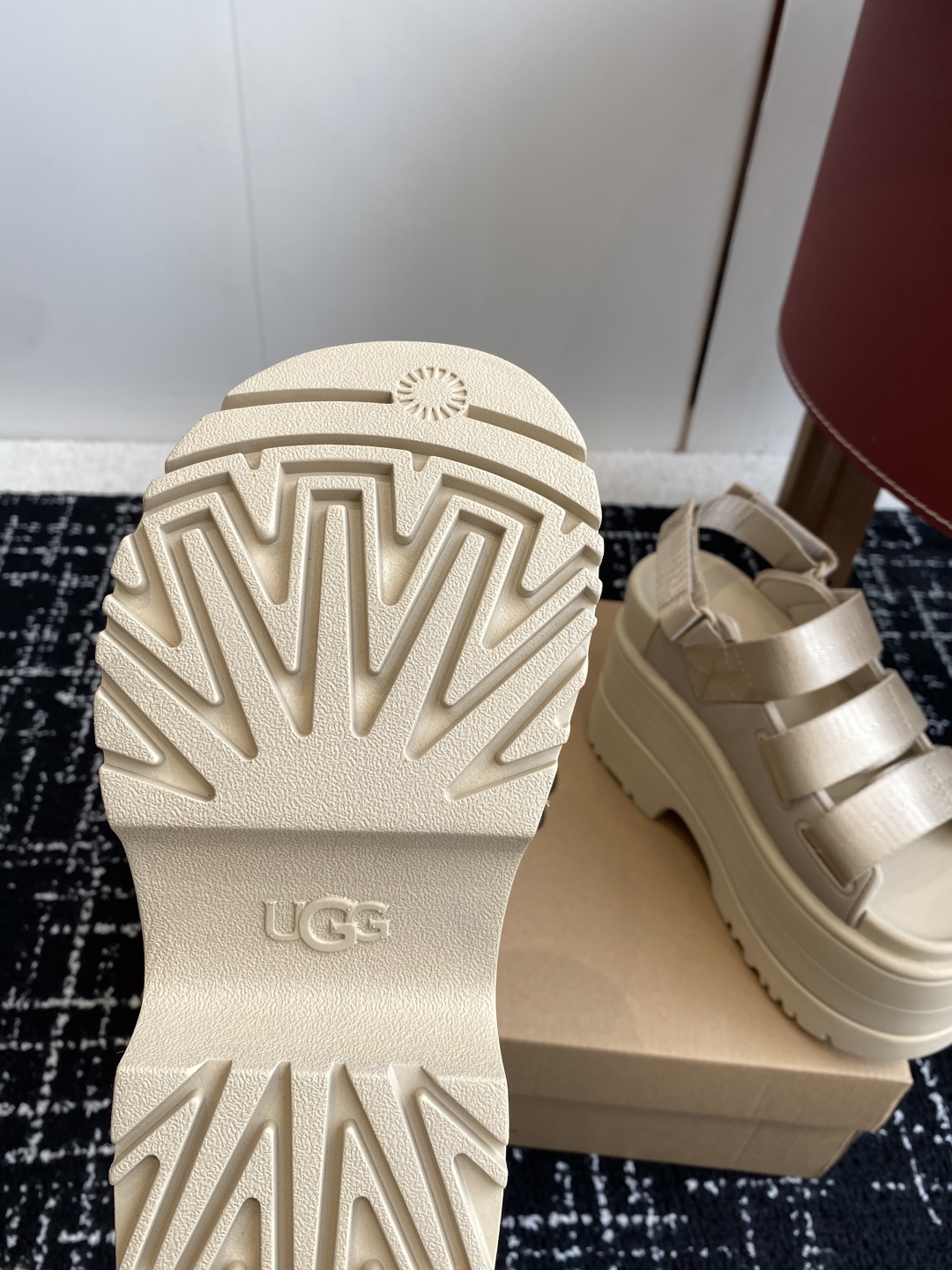 代购级
UGG 25ss 夏季新款厚底小网红凉鞋，这绝对是矮个女生的福利 

配刺绣百搭时尚！一次成型1