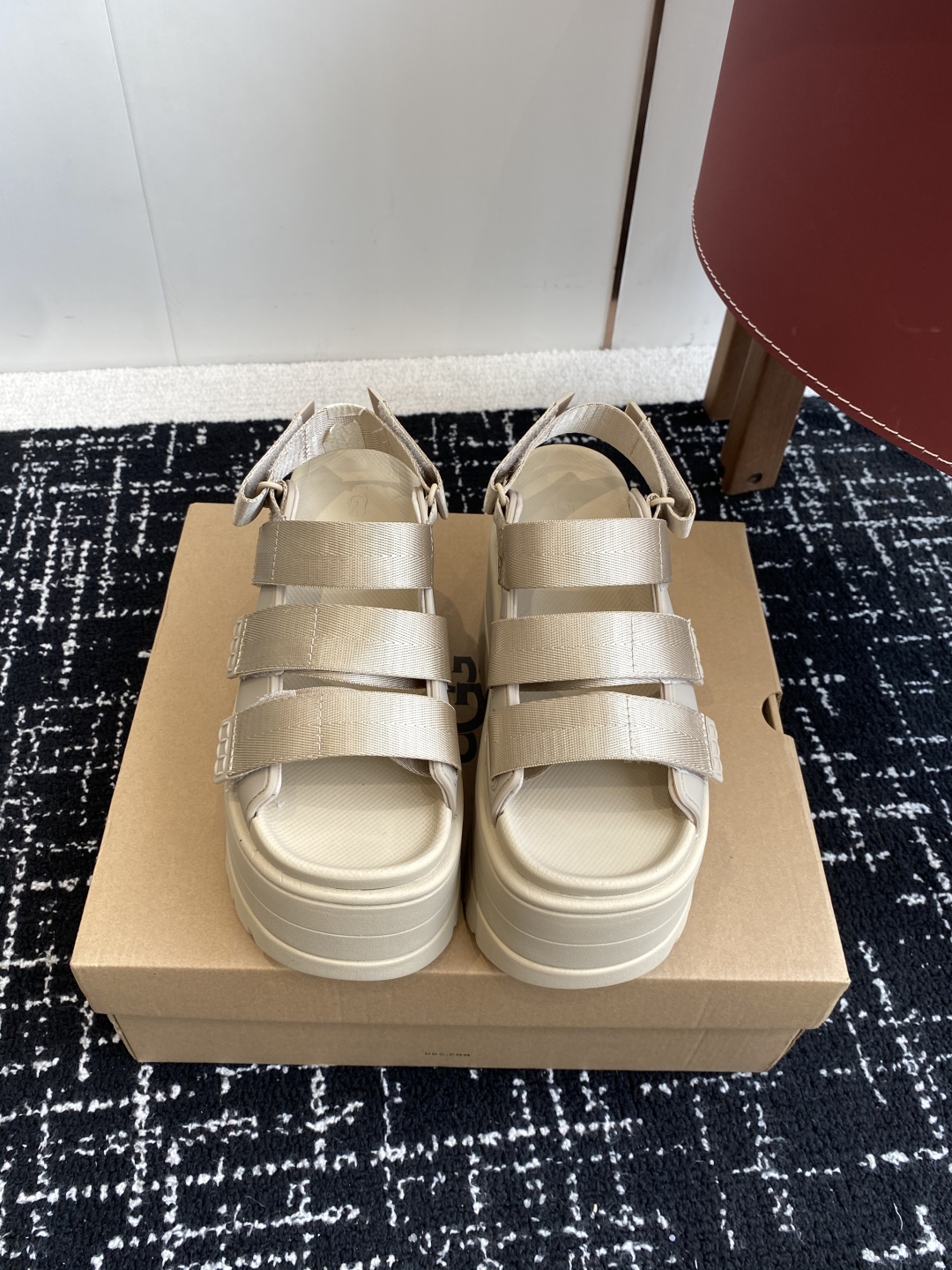 代购级
UGG 25ss 夏季新款厚底小网红凉鞋，这绝对是矮个女生的福利 

配刺绣百搭时尚！一次成型1