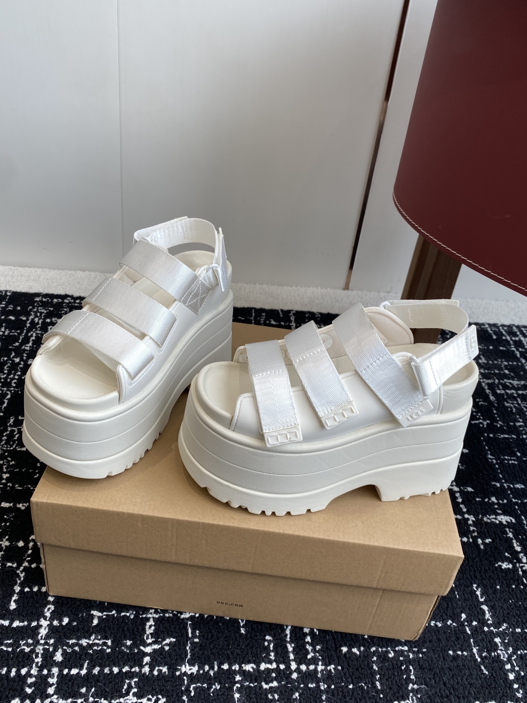 代购级
UGG 25ss 夏季新款厚底小网红凉鞋，这绝对是矮个女生的福利 

配刺绣百搭时尚！一次成型1
