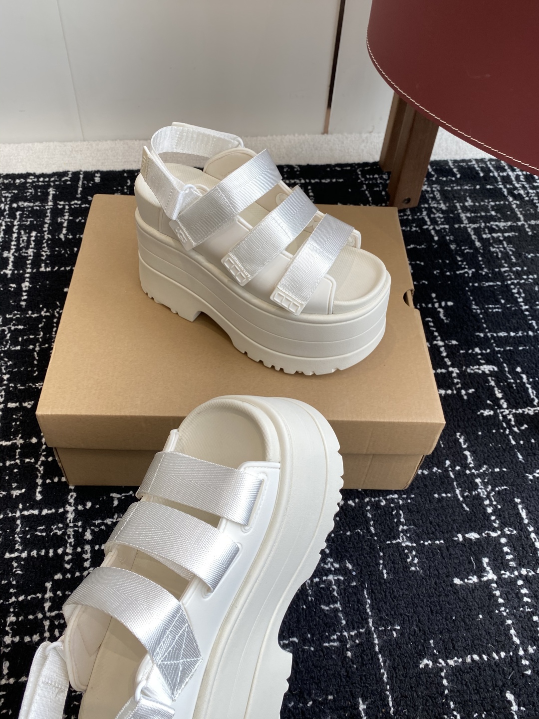 代购级
UGG 25ss 夏季新款厚底小网红凉鞋，这绝对是矮个女生的福利 

配刺绣百搭时尚！一次成型1