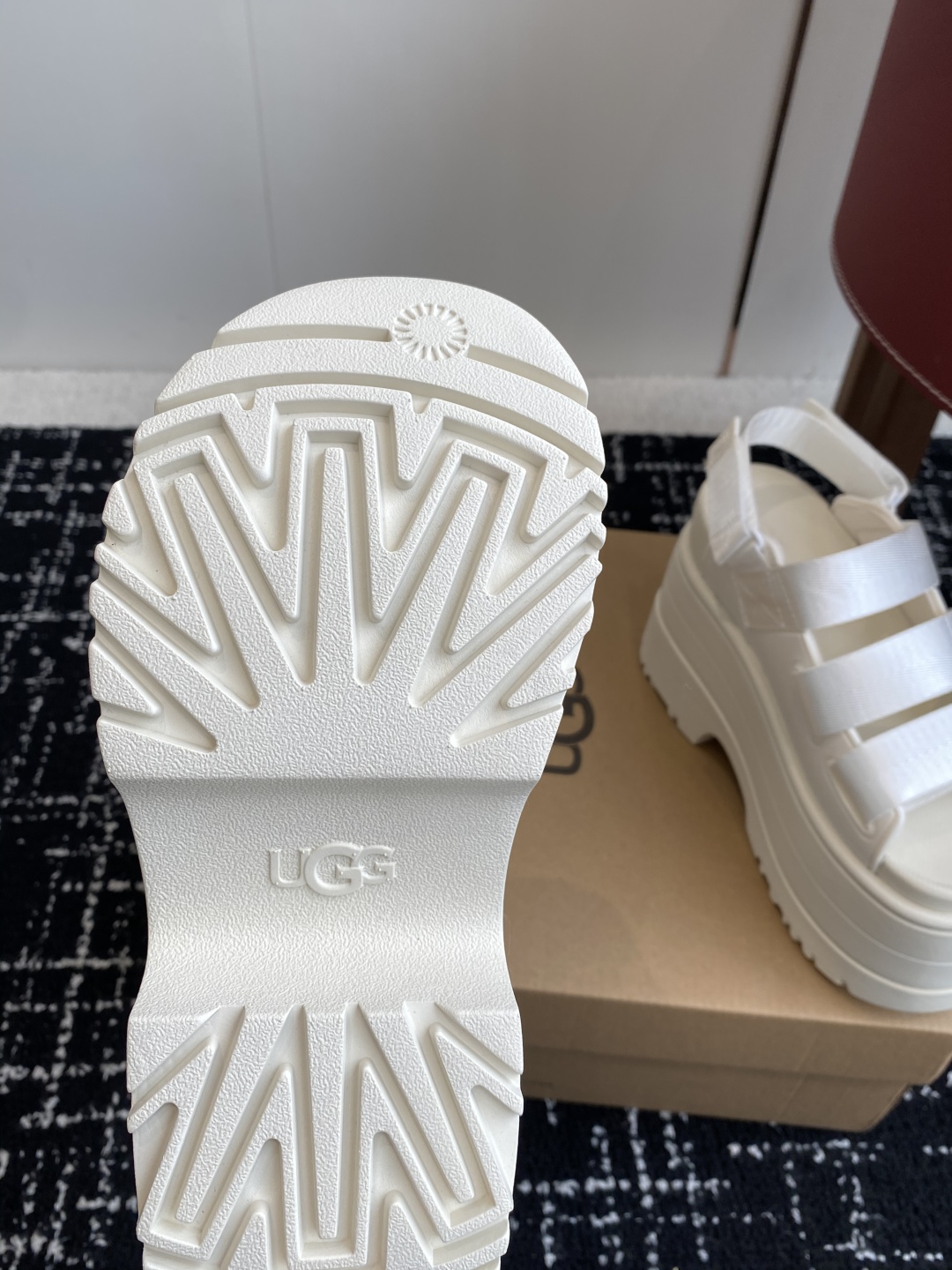 代购级
UGG 25ss 夏季新款厚底小网红凉鞋，这绝对是矮个女生的福利 

配刺绣百搭时尚！一次成型1
