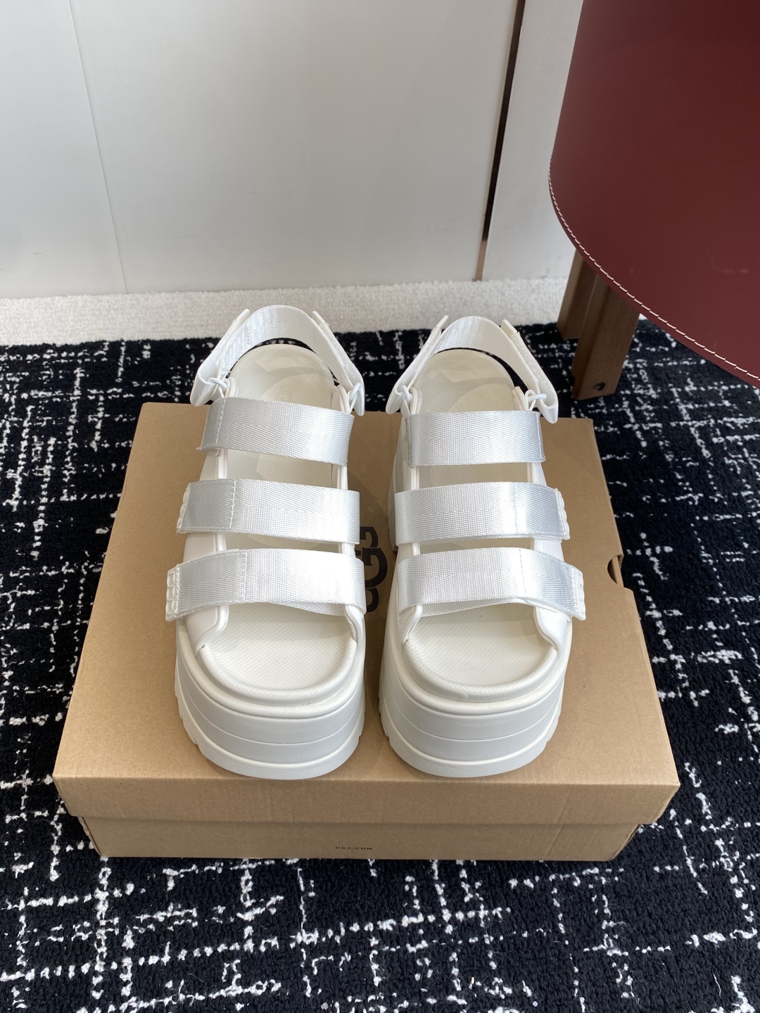 代购级
UGG 25ss 夏季新款厚底小网红凉鞋，这绝对是矮个女生的福利 

配刺绣百搭时尚！一次成型1