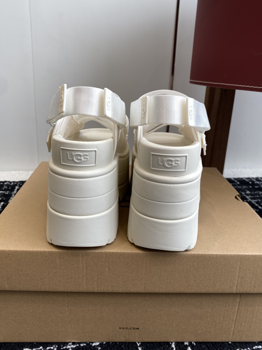 代购级
UGG 25ss 夏季新款厚底小网红凉鞋，这绝对是矮个女生的福利 

配刺绣百搭时尚！一次成型1
