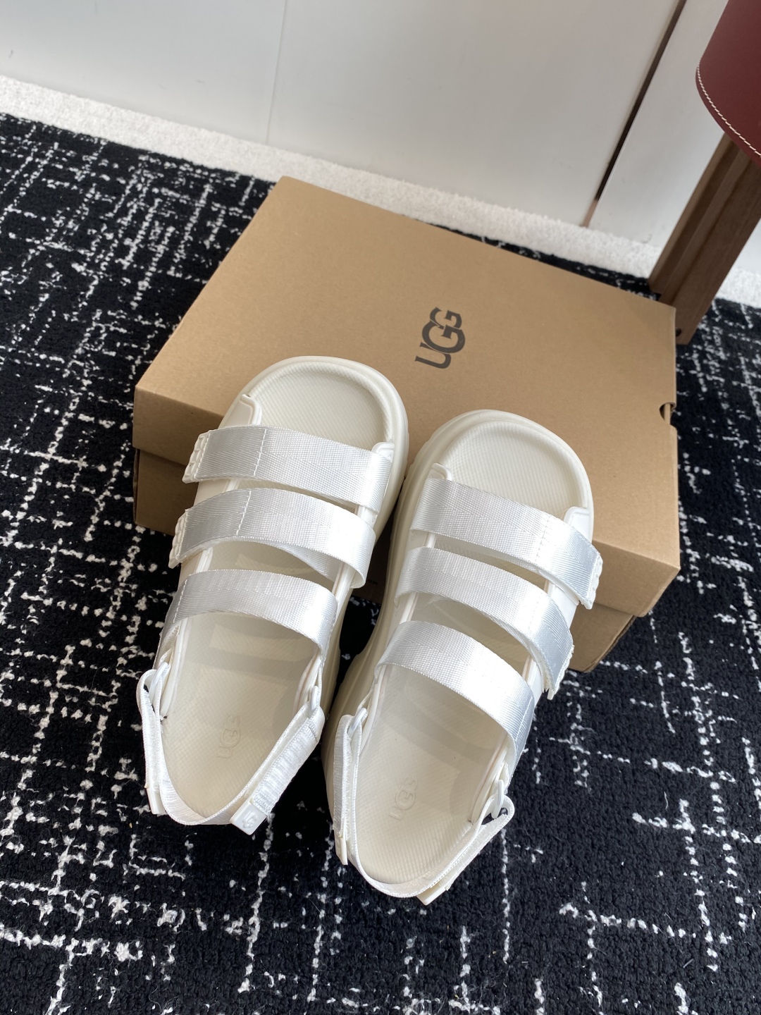 代购级
UGG 25ss 夏季新款厚底小网红凉鞋，这绝对是矮个女生的福利 

配刺绣百搭时尚！一次成型1