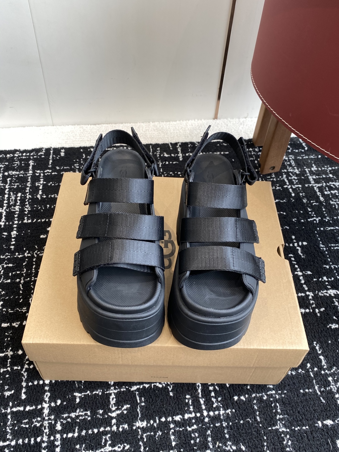 代购级
UGG 25ss 夏季新款厚底小网红凉鞋，这绝对是矮个女生的福利 

配刺绣百搭时尚！一次成型1