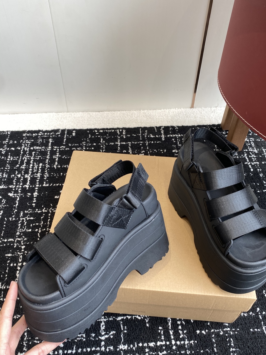 代购级
UGG 25ss 夏季新款厚底小网红凉鞋，这绝对是矮个女生的福利 

配刺绣百搭时尚！一次成型1