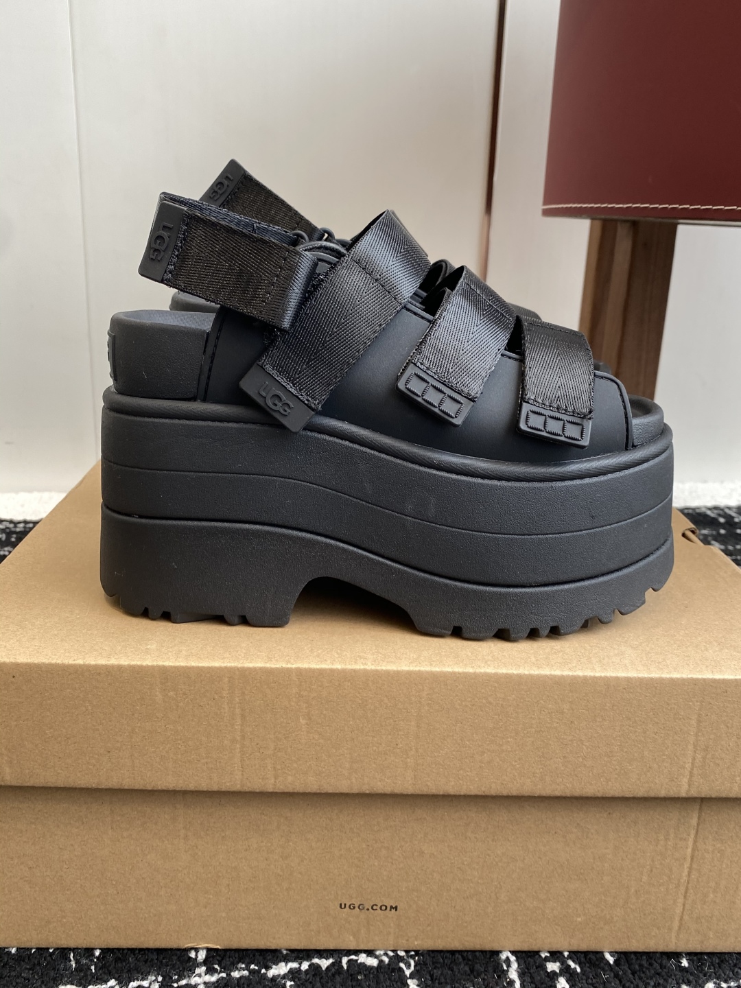 代购级
UGG 25ss 夏季新款厚底小网红凉鞋，这绝对是矮个女生的福利 

配刺绣百搭时尚！一次成型1
