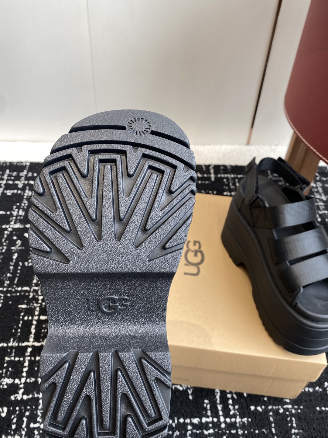 代购级
UGG 25ss 夏季新款厚底小网红凉鞋，这绝对是矮个女生的福利 

配刺绣百搭时尚！一次成型1