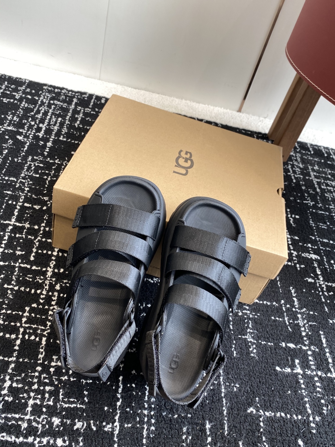 代购级
UGG 25ss 夏季新款厚底小网红凉鞋，这绝对是矮个女生的福利 

配刺绣百搭时尚！一次成型1