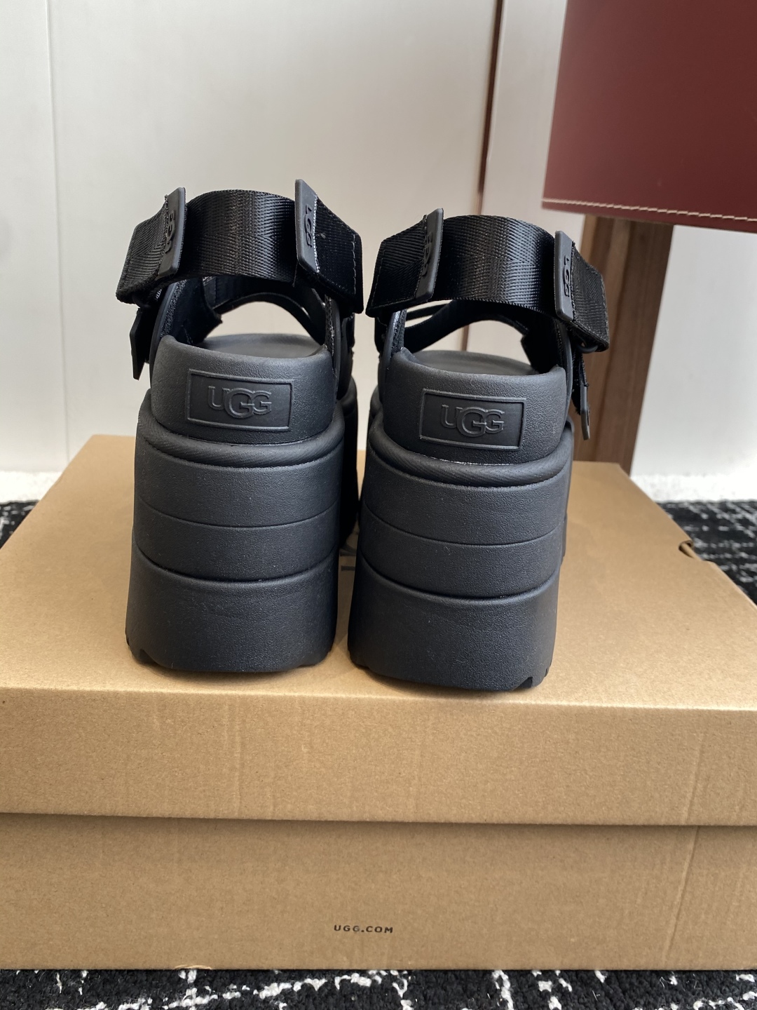 代购级
UGG 25ss 夏季新款厚底小网红凉鞋，这绝对是矮个女生的福利 

配刺绣百搭时尚！一次成型1