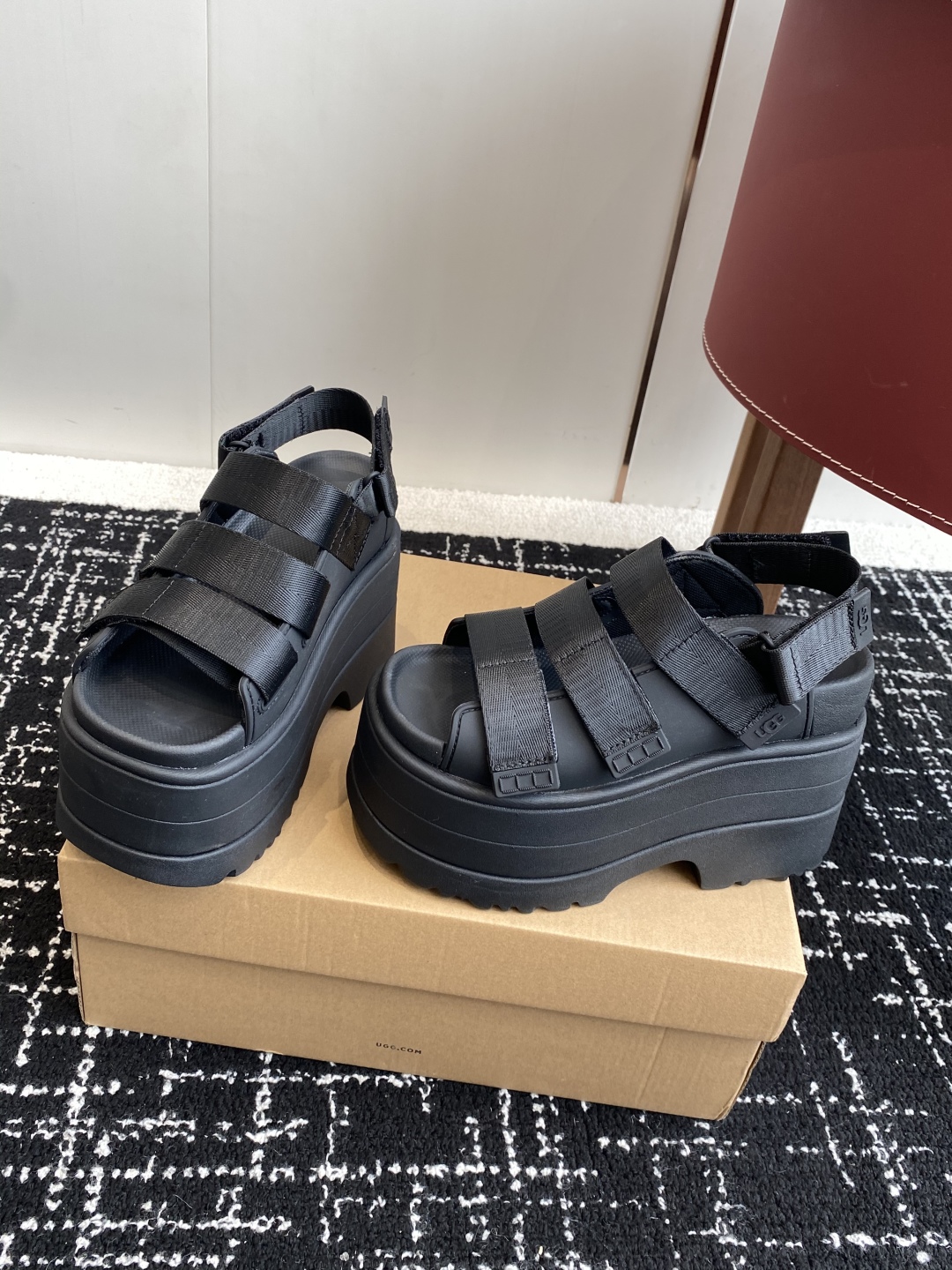 代购级
UGG 25ss 夏季新款厚底小网红凉鞋，这绝对是矮个女生的福利 

配刺绣百搭时尚！一次成型1