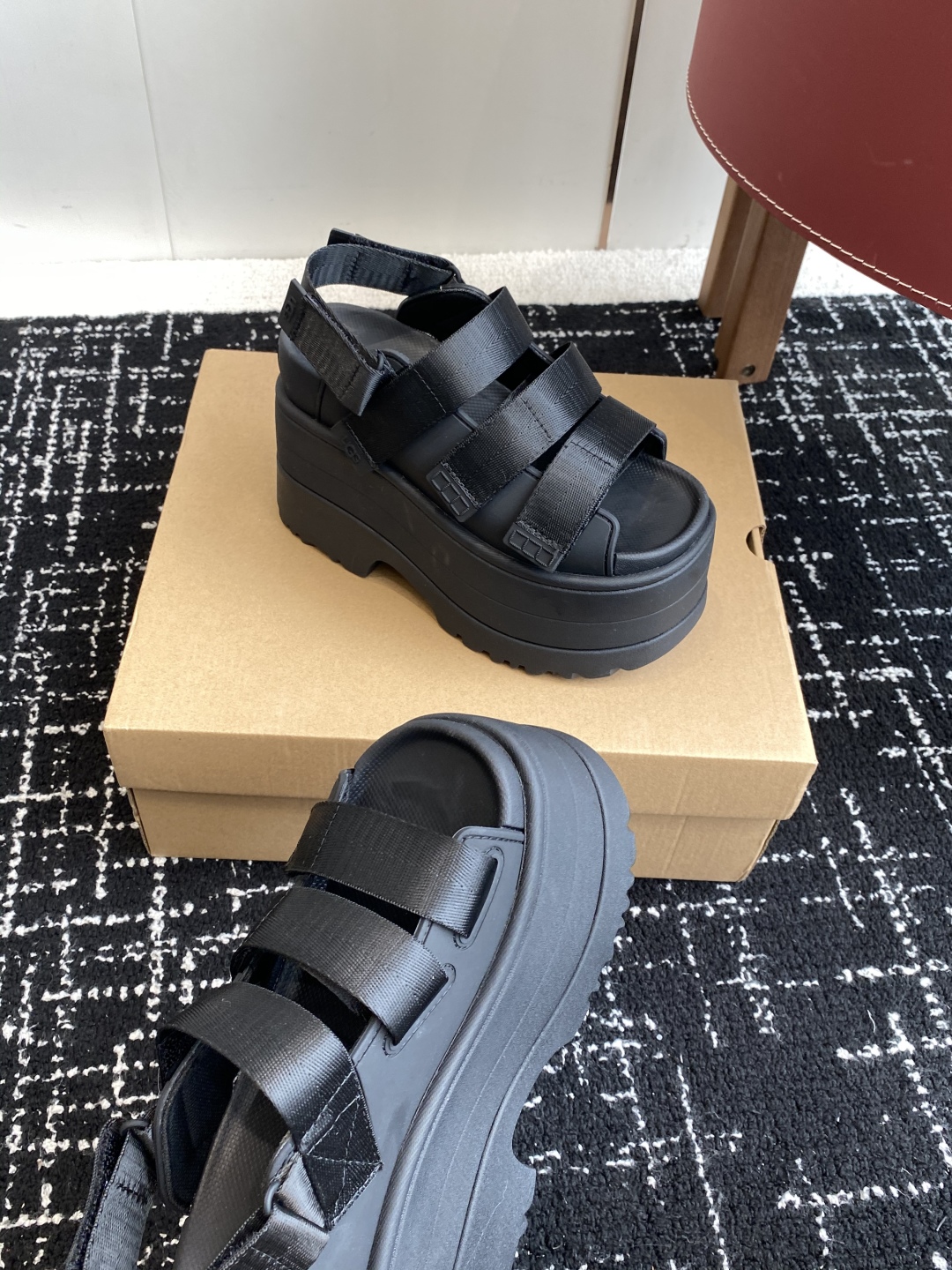 代购级
UGG 25ss 夏季新款厚底小网红凉鞋，这绝对是矮个女生的福利 

配刺绣百搭时尚！一次成型1