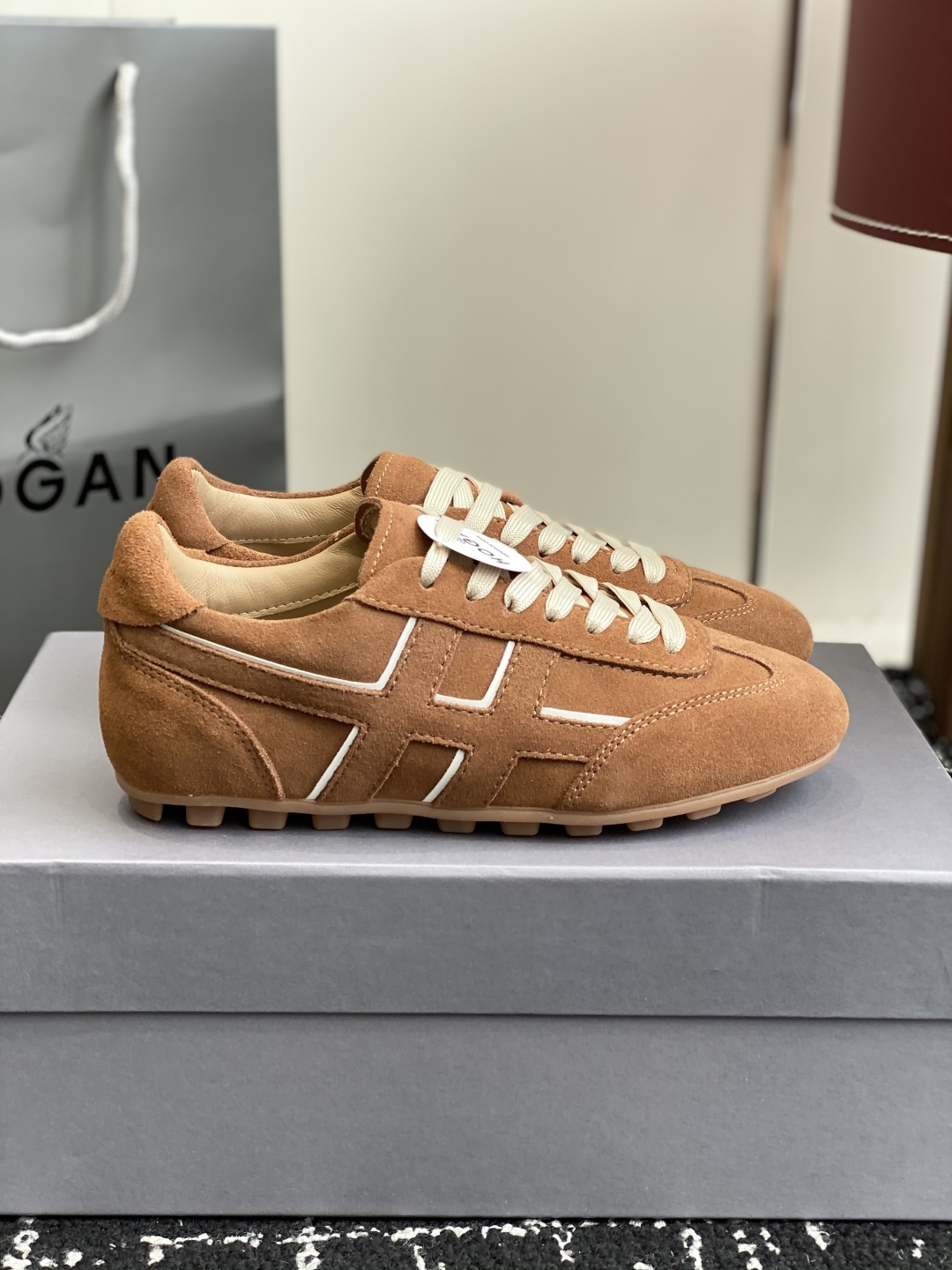 代购级 男士+10
Hogan 25春夏新品情侣款 阿甘鞋、德训鞋、复古休闲运动鞋

小红书好物分享；实