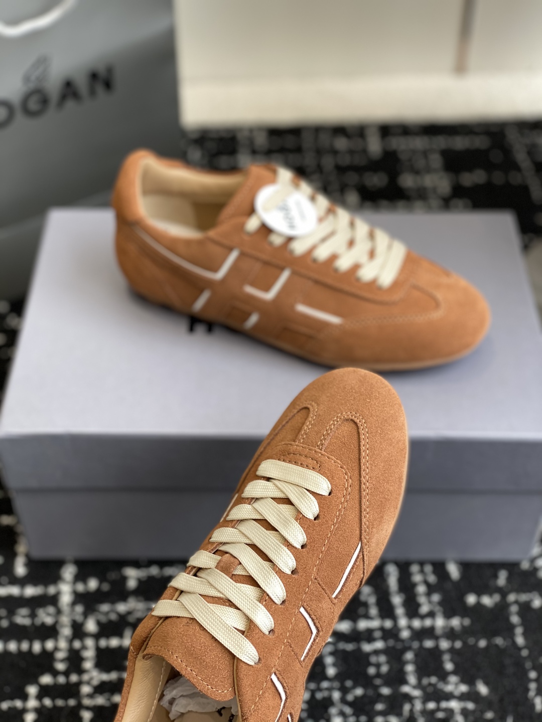 代购级 男士+10
Hogan 25春夏新品情侣款 阿甘鞋、德训鞋、复古休闲运动鞋

小红书好物分享；实