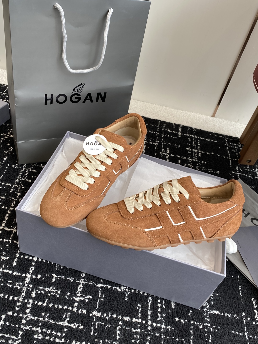 代购级 男士+10
Hogan 25春夏新品情侣款 阿甘鞋、德训鞋、复古休闲运动鞋

小红书好物分享；实