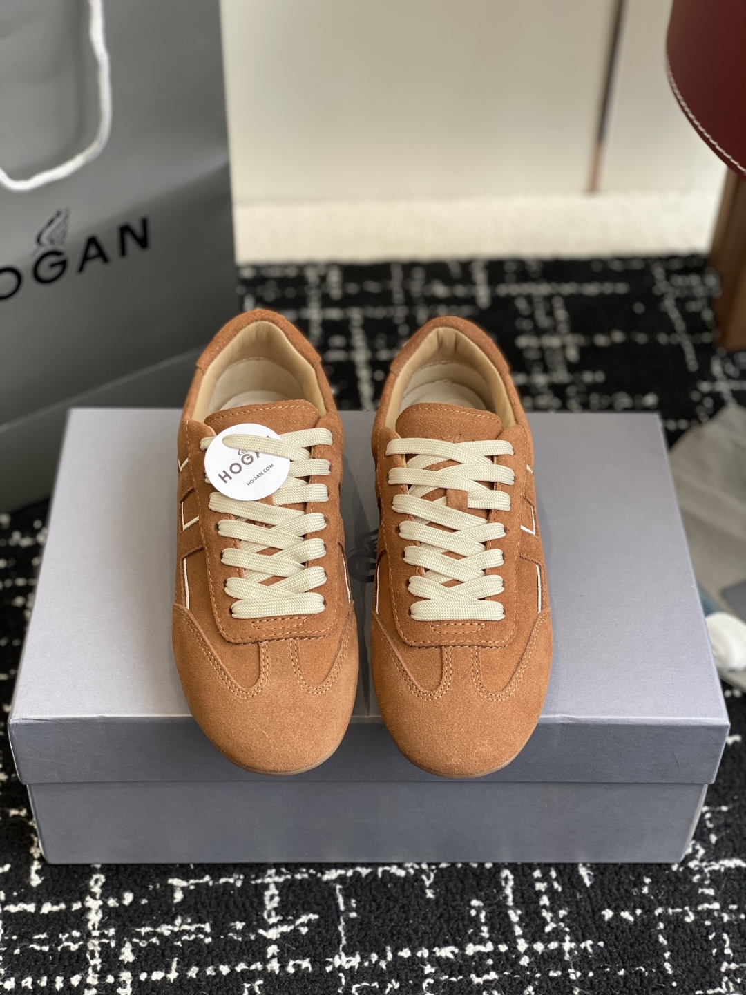 代购级 男士+10
Hogan 25春夏新品情侣款 阿甘鞋、德训鞋、复古休闲运动鞋

小红书好物分享；实