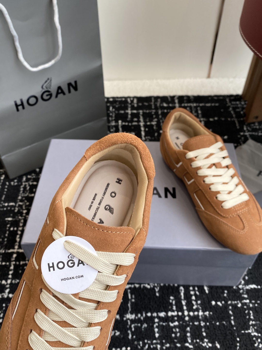 代购级 男士+10
Hogan 25春夏新品情侣款 阿甘鞋、德训鞋、复古休闲运动鞋

小红书好物分享；实