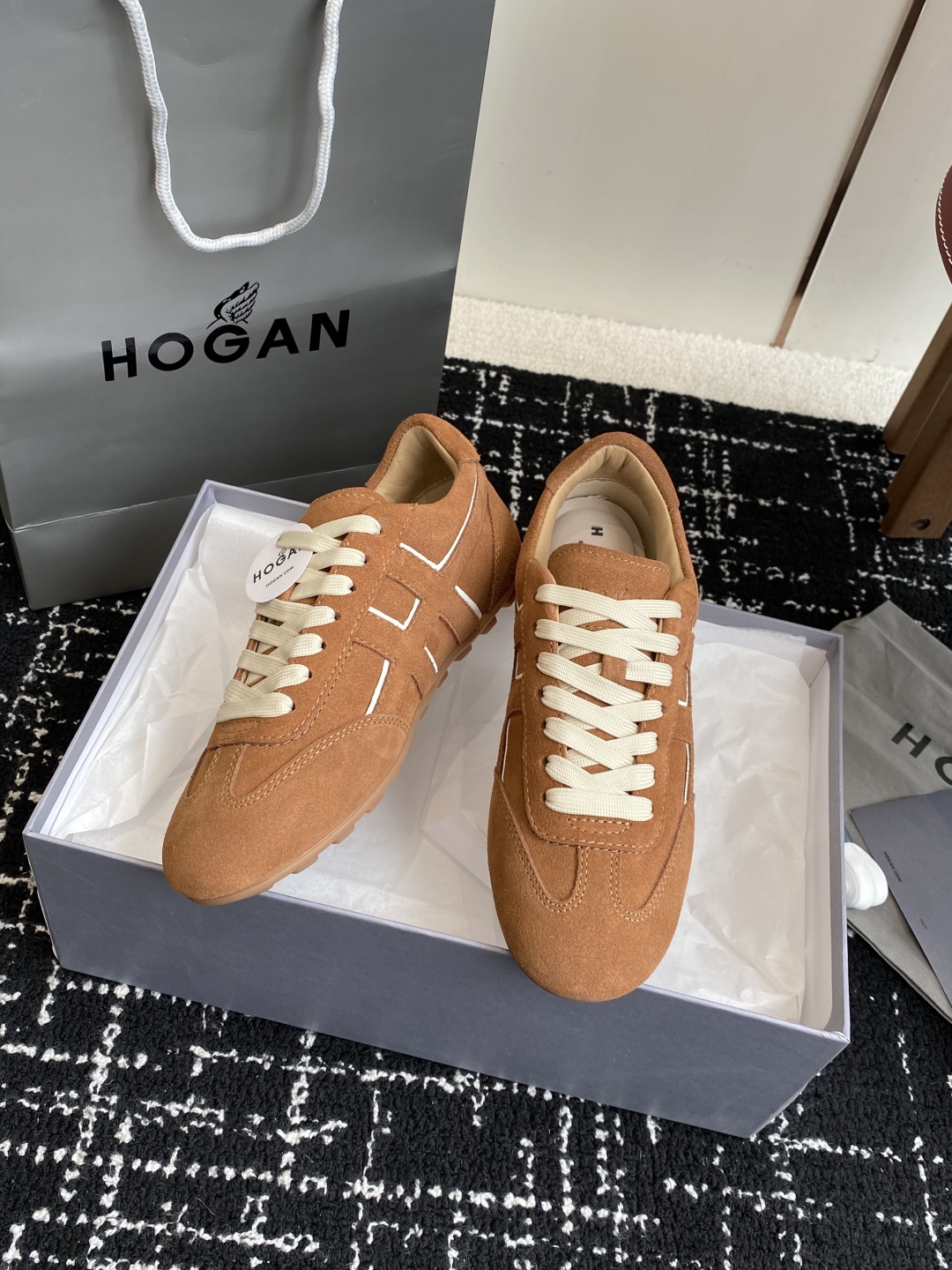 代购级 男士+10
Hogan 25春夏新品情侣款 阿甘鞋、德训鞋、复古休闲运动鞋

小红书好物分享；实