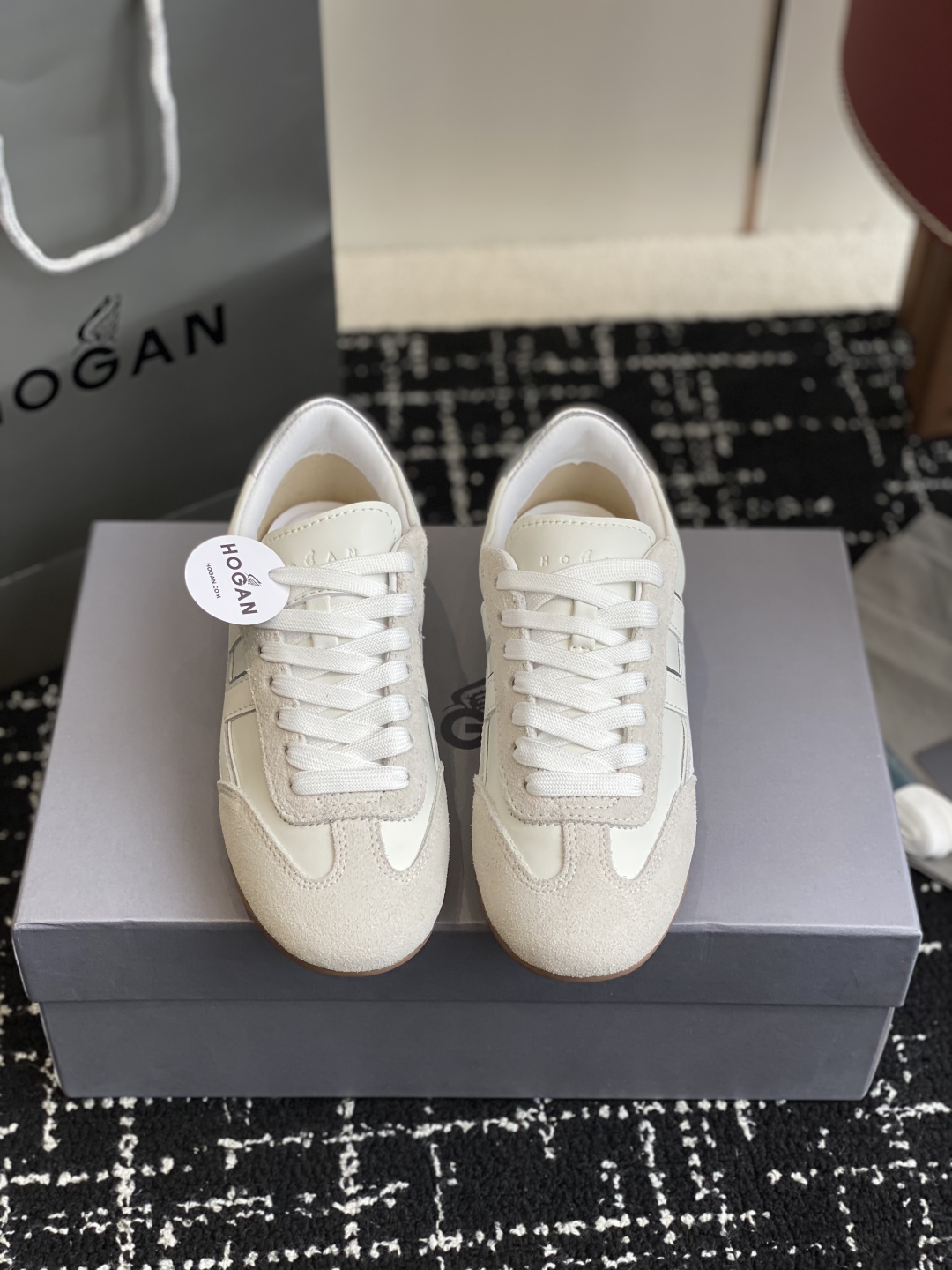 代购级 男士+10
Hogan 25春夏新品情侣款 阿甘鞋、德训鞋、复古休闲运动鞋

小红书好物分享；实