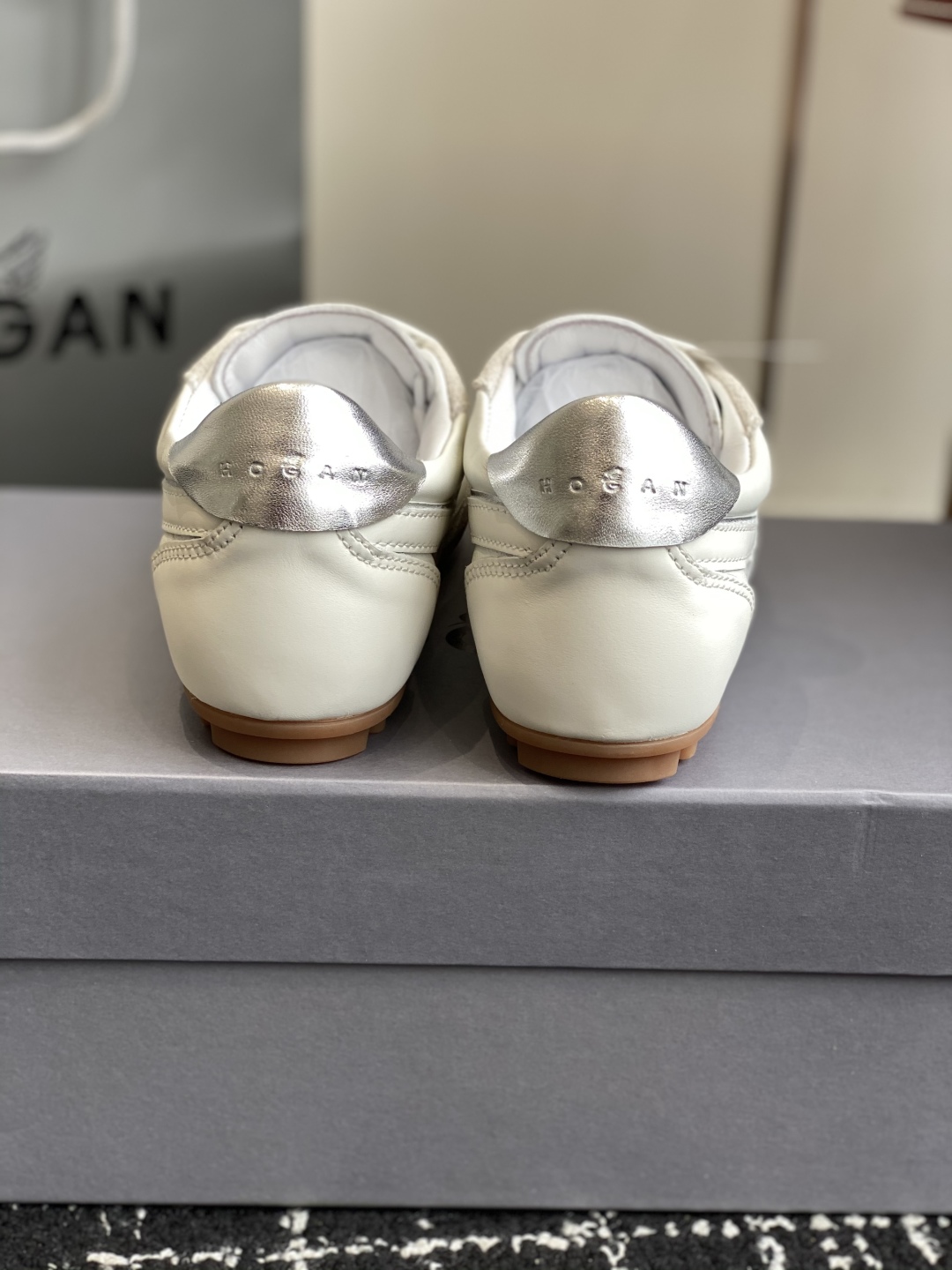代购级 男士+10
Hogan 25春夏新品情侣款 阿甘鞋、德训鞋、复古休闲运动鞋

小红书好物分享；实