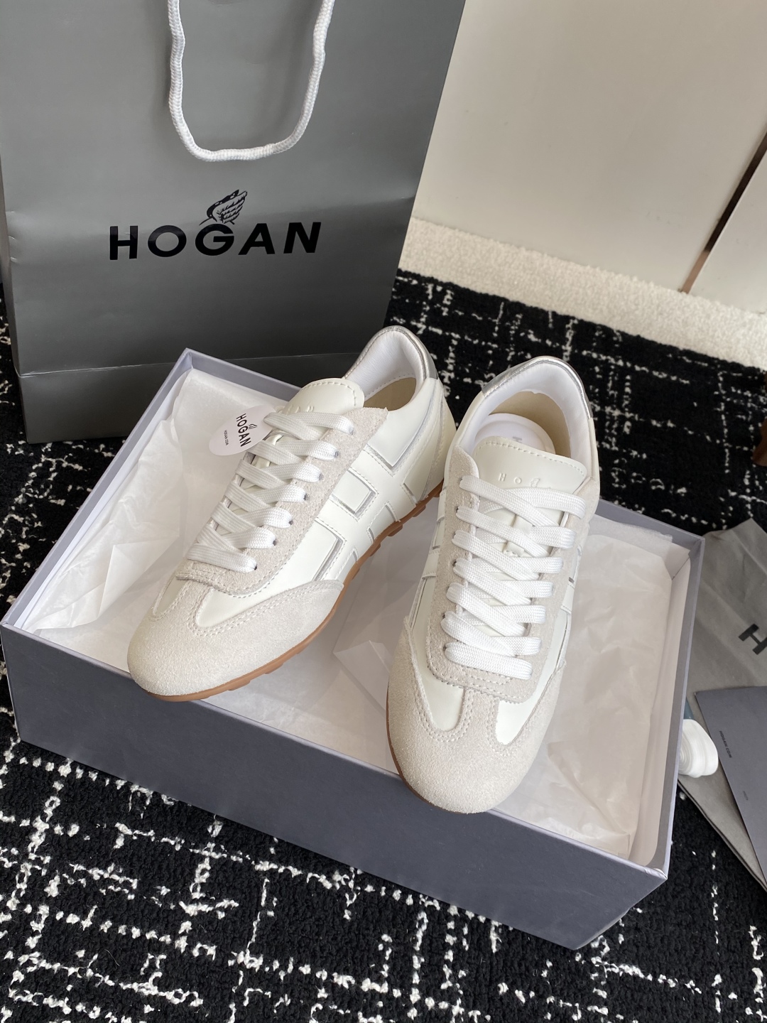 代购级 男士+10
Hogan 25春夏新品情侣款 阿甘鞋、德训鞋、复古休闲运动鞋

小红书好物分享；实