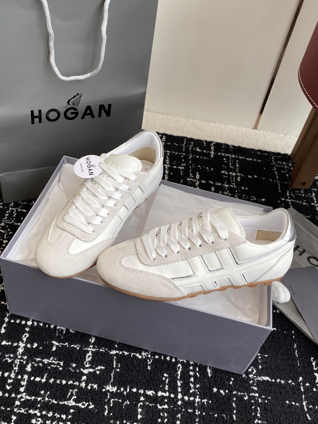 代购级 男士+10
Hogan 25春夏新品情侣款 阿甘鞋、德训鞋、复古休闲运动鞋

小红书好物分享；实