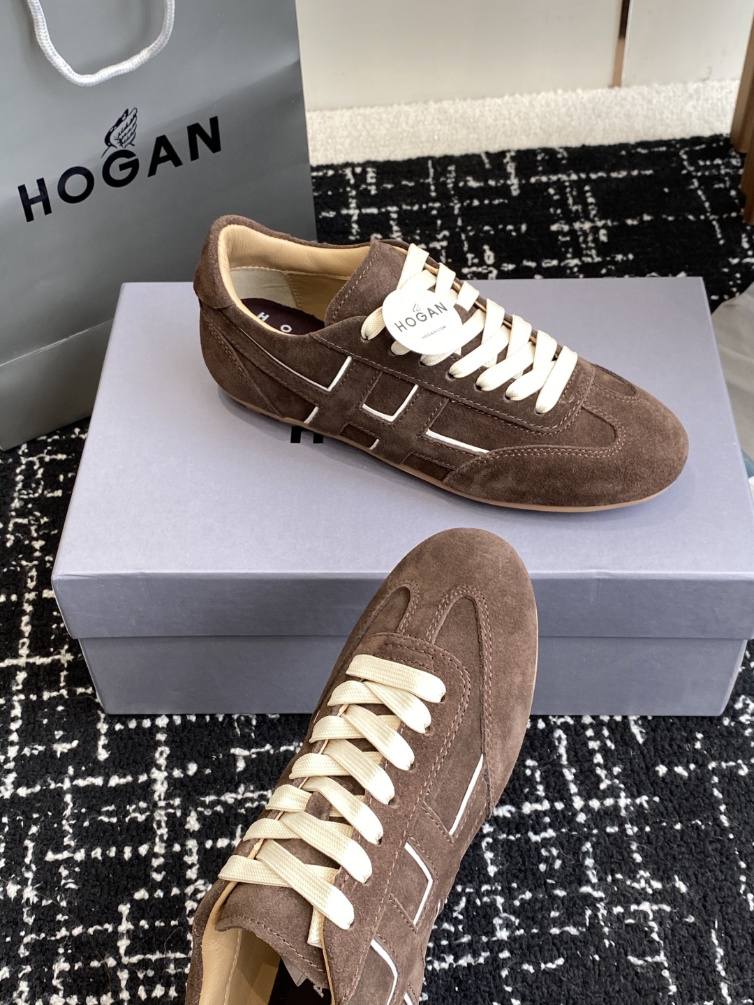 代购级 男士+10
Hogan 25春夏新品情侣款 阿甘鞋、德训鞋、复古休闲运动鞋

小红书好物分享；实