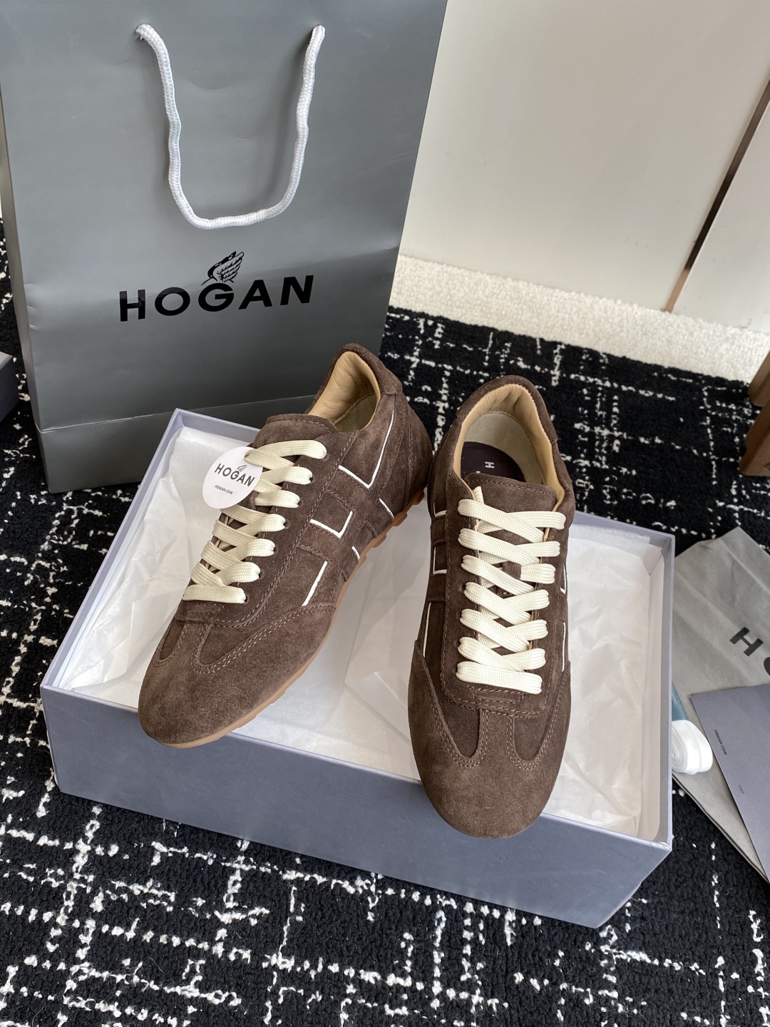 代购级 男士+10
Hogan 25春夏新品情侣款 阿甘鞋、德训鞋、复古休闲运动鞋

小红书好物分享；实