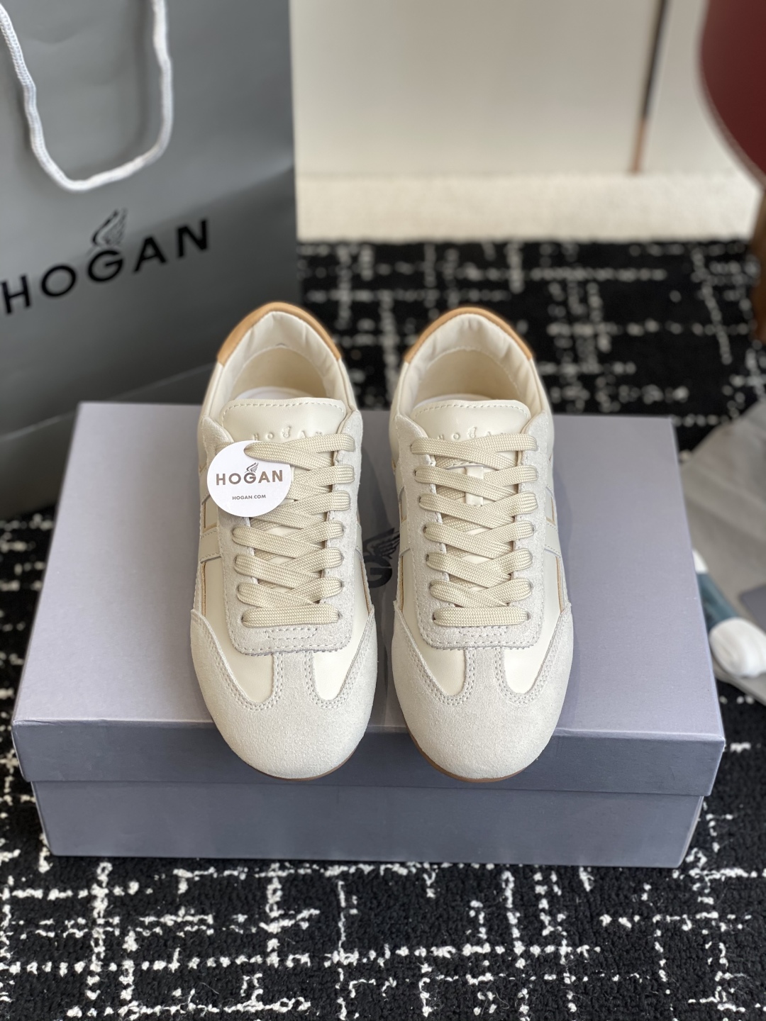 代购级 男士+10
Hogan 25春夏新品情侣款 阿甘鞋、德训鞋、复古休闲运动鞋

小红书好物分享；实