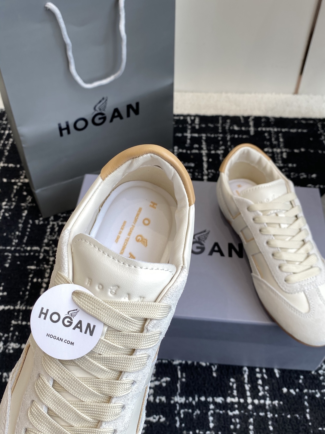 代购级 男士+10
Hogan 25春夏新品情侣款 阿甘鞋、德训鞋、复古休闲运动鞋

小红书好物分享；实