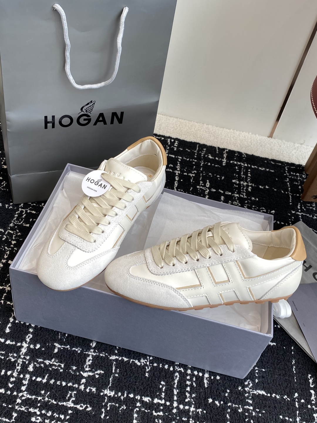 代购级 男士+10
Hogan 25春夏新品情侣款 阿甘鞋、德训鞋、复古休闲运动鞋

小红书好物分享；实