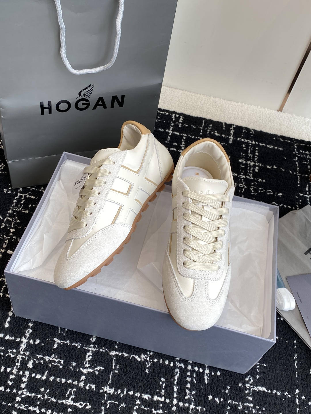 代购级 男士+10
Hogan 25春夏新品情侣款 阿甘鞋、德训鞋、复古休闲运动鞋

小红书好物分享；实