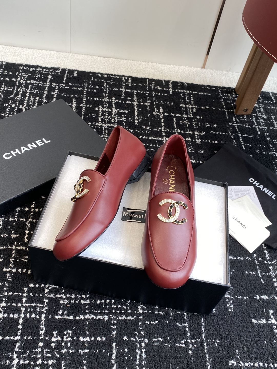 代购级
Chanel 25ss 小香 新款 小香扣  半拖 春夏香家必备爆款

女神系列，拥有香家特色优