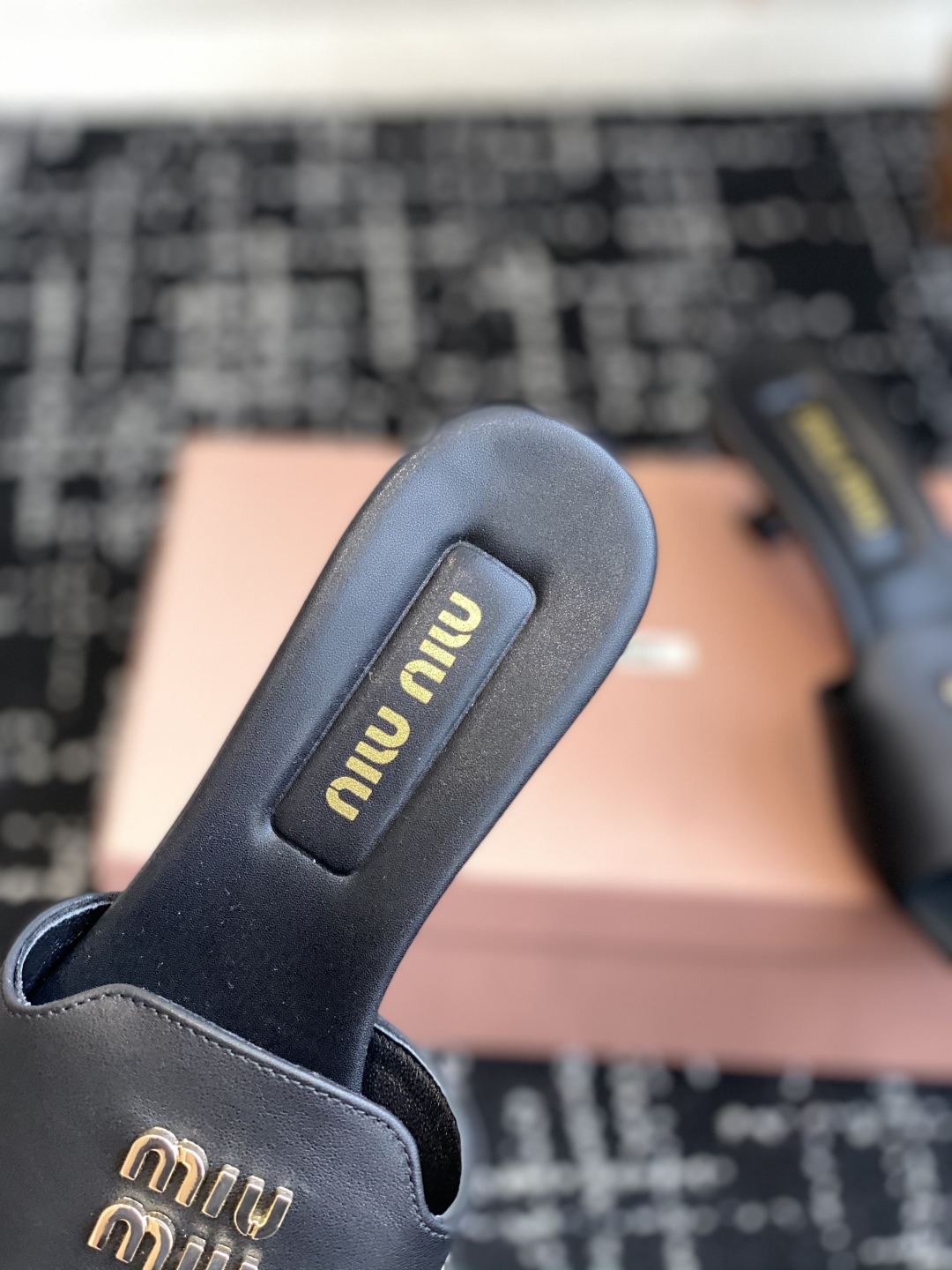 代购级
Miu Miu 25ss 最新夏季 小猫跟 牛仔布 拖鞋

今年夏天为你们多准备几双必备拖鞋，老