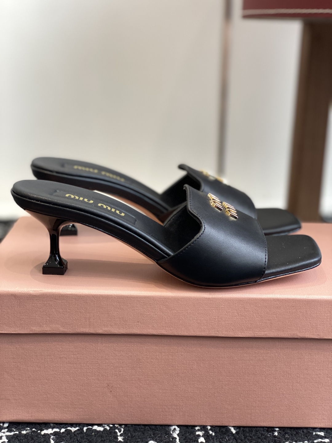 代购级
Miu Miu 25ss 最新夏季 小猫跟 牛仔布 拖鞋

今年夏天为你们多准备几双必备拖鞋，老