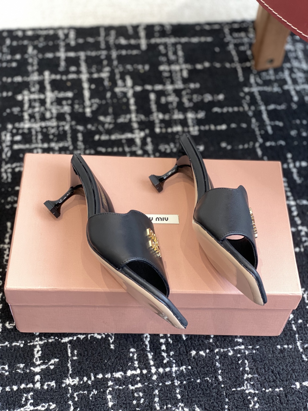 代购级
Miu Miu 25ss 最新夏季 小猫跟 牛仔布 拖鞋

今年夏天为你们多准备几双必备拖鞋，老