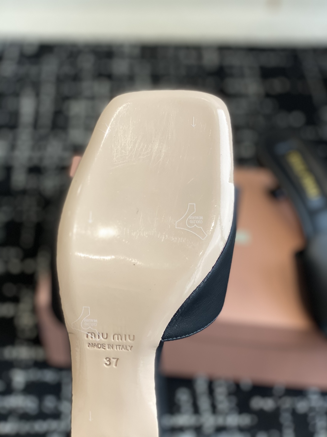 代购级
Miu Miu 25ss 最新夏季 小猫跟 牛仔布 拖鞋

今年夏天为你们多准备几双必备拖鞋，老