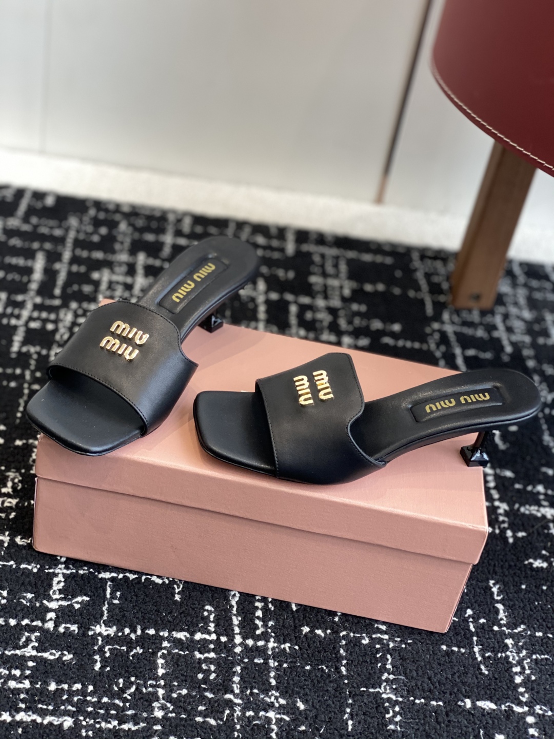 代购级
Miu Miu 25ss 最新夏季 小猫跟 牛仔布 拖鞋

今年夏天为你们多准备几双必备拖鞋，老