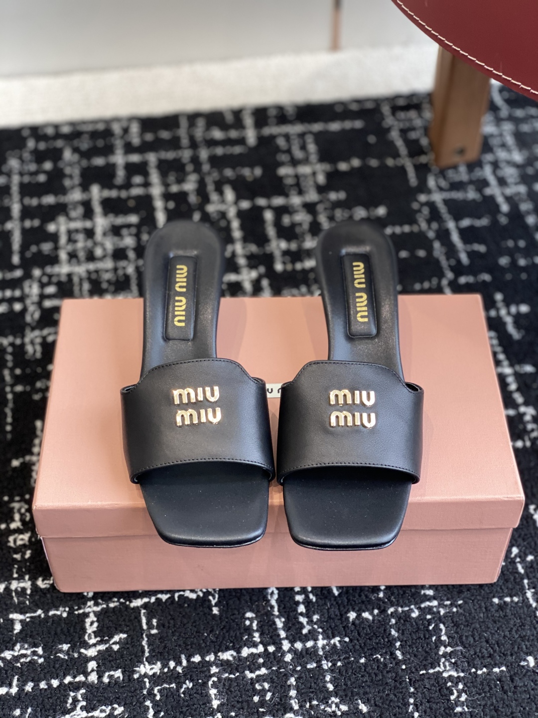 代购级
Miu Miu 25ss 最新夏季 小猫跟 牛仔布 拖鞋

今年夏天为你们多准备几双必备拖鞋，老